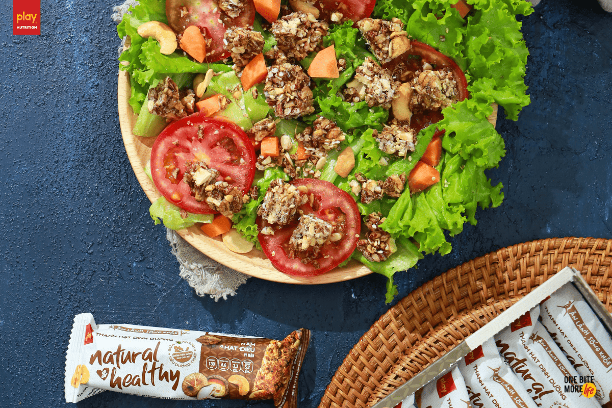 Bữa sáng vô cùng tiện lợi với thanh hạt dinh dưỡng kết hợp cùng salad rau củ