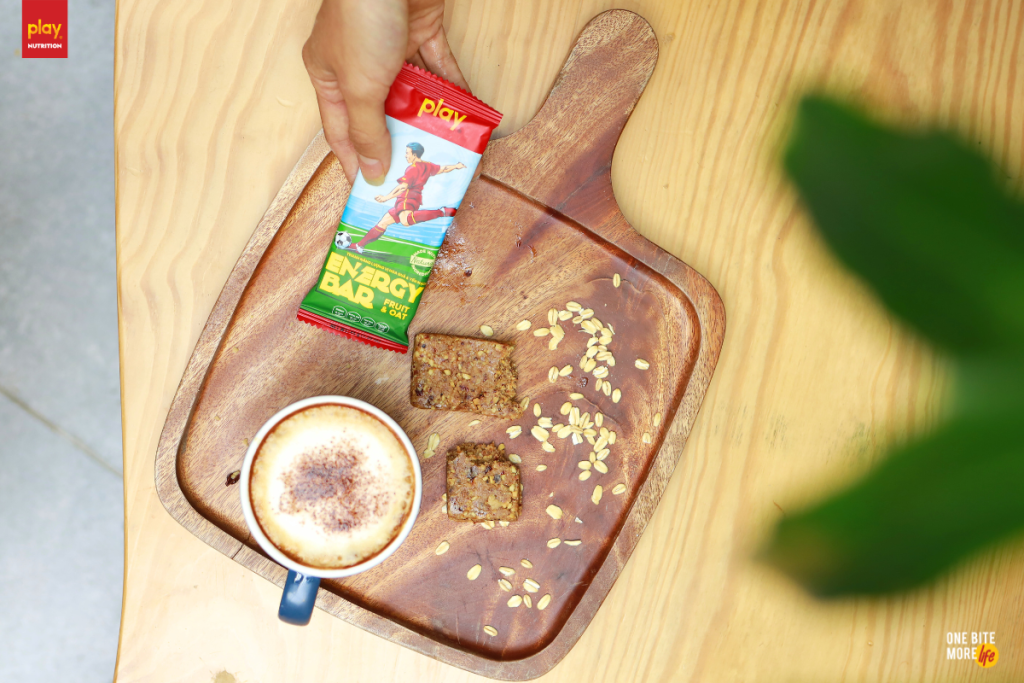 Thanh năng lượng PLAY Energy Bar không “boost” năng lượng mà sẽ bổ sung & duy trì năng lượng bền bỉ trong vòng 2-3 giờ - Ảnh: Thanh năng lượng PLAY Energy Bar 2.0 (Vị trái cây yến mạch)