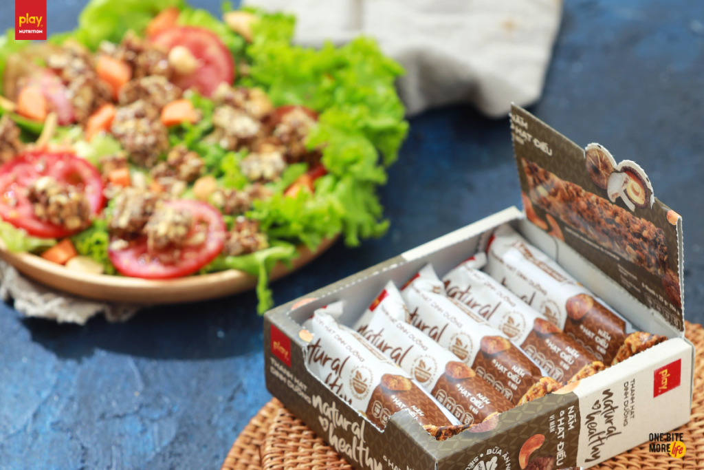 Thanh hạt dinh dưỡng Natural & Healthy hoàn toàn thuần chay và được làm từ các loại hạt dinh dưỡng, vô cùng tiện lợi để ăn ngay mỗi khi tâm trạng không tốt - Ảnh: Thanh Hạt Dinh Dưỡng Natural & Healthy (Vị Nấm Hương) 