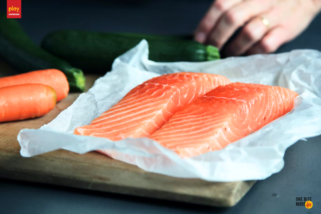Cá hồi không chỉ là nguồn protein và chất béo tốt cho sức khỏe mà còn giúp phát triển cơ bắp - Ảnh: Unsplash