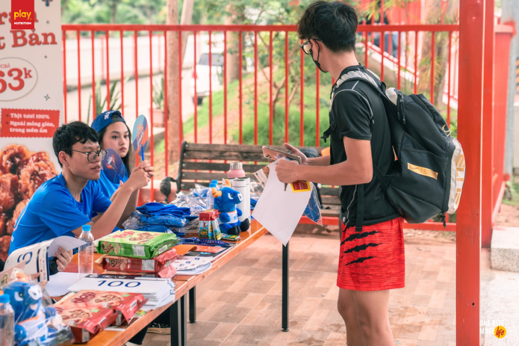 Các bạn ballers cùng phần quà năng lượng là Bánh Gạo Dinh Dưỡng từ gạo lứt của nhà PLAY Nutrition 