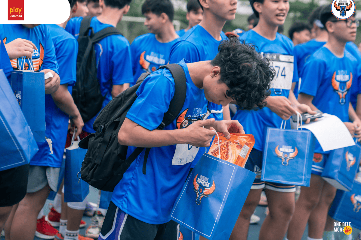 Cac-ban-ballers-cung-phan-qua-nang-luong-la-Banh-Gao-Dinh-Duong-tu-gao-lut-cua-nha-PLAY-Nutrition 2 Các bạn ballers cùng phần quà năng lượng là Bánh Gạo Dinh Dưỡng từ gạo lứt của nhà PLAY Nutrition