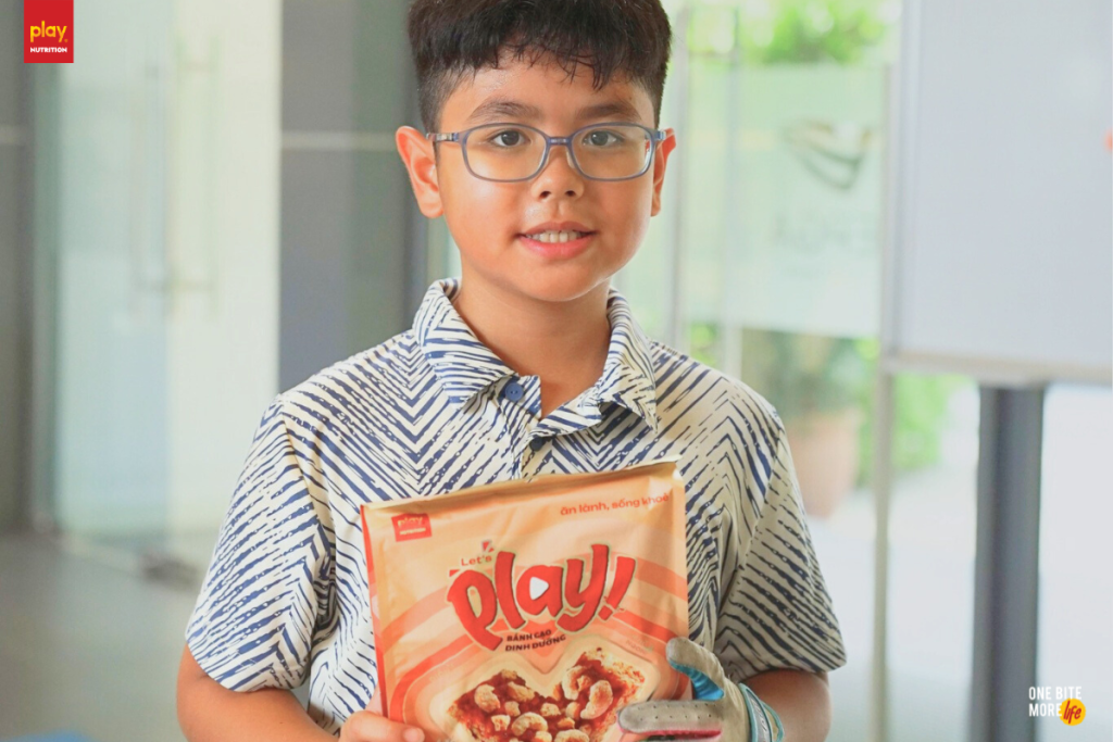Các Golfer nhí nhận những túi bánh gạo dinh dưỡng từ PLAY Nutrition 